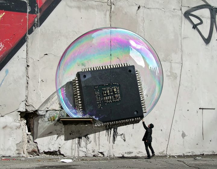 Ein übergroßer Computerchip schwebt in einer fragilen Seifenblase vor einer grauen Wand. Symbol für die KI-Investitionsblase zwischen Hype und Realität.
